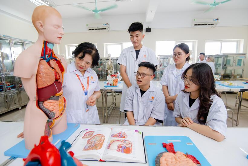 Việc một số cơ sở đào tạo mở rộng tổ hợp xét tuyển khối ngành Sức khỏe sang các môn khoa học xã hội như Ngữ văn, Lịch sử hay Giáo dục Kinh tế và Pháp luật đang gây ra nhiều luồng ý kiến trái chiều. Ảnh minh họa