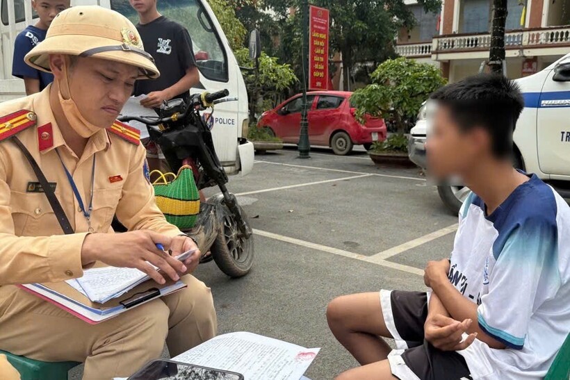 CSGT kiểm tra việc chấp hành ATGT của lứa tuổi học sinh.