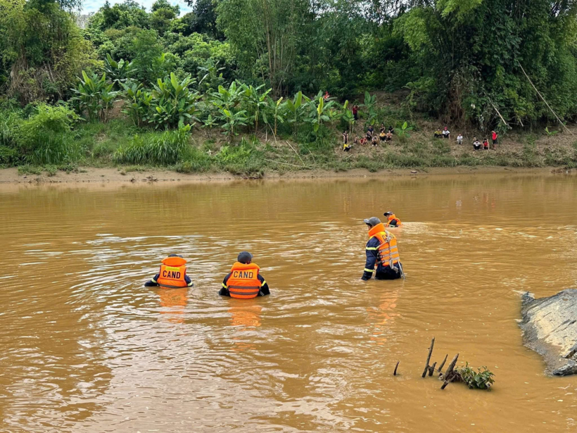 Các lực lượng tham gia tìm kiếm nạn nhân mất tích. Ảnh: VietNamnet