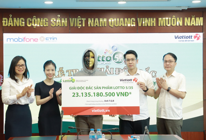 Anh T.Q.B. nhận giải độc đắc của sản phẩm Lotto 5/35 trị giá hơn 23 tỷ đồng. Ảnh: VietNamnet