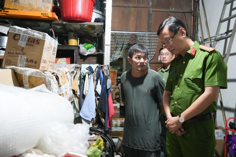 Đại tá Bùi Đức An, Phó Giám đốc Công an thành phố, Thủ trưởng Cơ quan Cảnh sát điều tra trực tiếp có mặt tại hiện trường chỉ đạo khám xét nhà đối tượng Lê Văn Hải (áo đen). Ảnh: Công an Cần Thơ