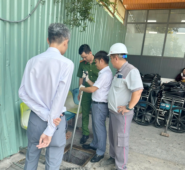 Cơ quan chức năng TP Cần Thơ thu mẫu nước thải tại Bệnh viện S.I.S Cần Thơ để kiểm tra. Ảnh: Công an TP Cần Thơ