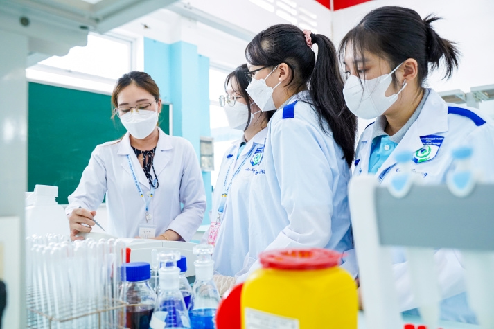 Năm 2026, nhiều trường đại học khối y dược và các trường đa ngành tiếp tục sử dụng phương thức xét tuyển học bạ. Ảnh minh họa