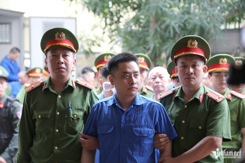 Bùi Đình Khánh cùng nhiều đồng phạm bị TAND tỉnh Quảng Ninh đưa ra xét xử về các tội liên quan đến ma túy, Giết người, Sử dụng vũ khí quân dụng... Ảnh: VietNamNet