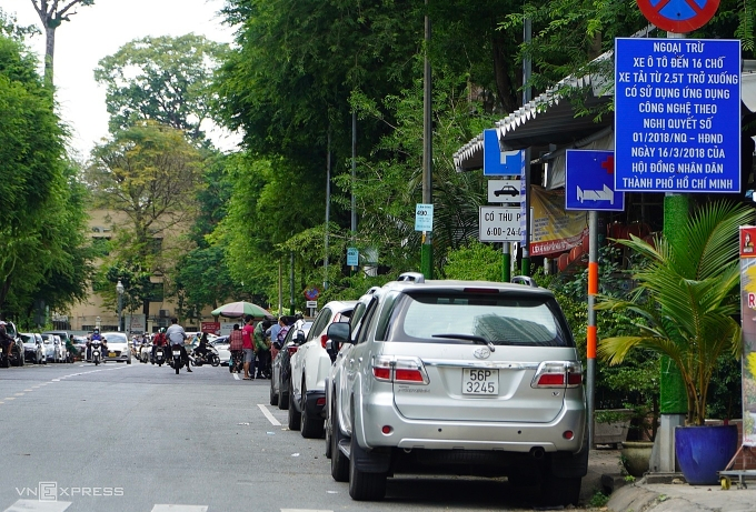 Nơi cho phép đỗ xe dưới lòng đường có thu phí khu vực đường Hồng Bàng, quận 5 cũ. Ảnh: Giang Anh