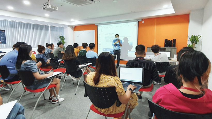 Chuyên gia đào tạo tiêu chuẩn ISO quốc tế tại doanh nghiệp cung cấp dịch vụ công nghệ (Ảnh: IXCERT - ISOCERT cung cấp)