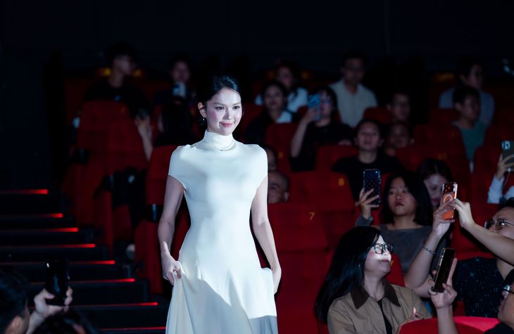 Ngọc Trinh tại buổi họp báo công chiếu phim Thẩm mỹ viện âm phủ. (Ảnh: Tuổi trẻ)