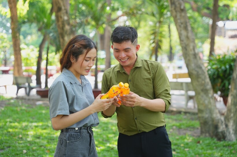 Sau khi uống, nhiều người nán lại thêm vài phút để xé nhãn, lấy mã và nhập vào điện thoại.