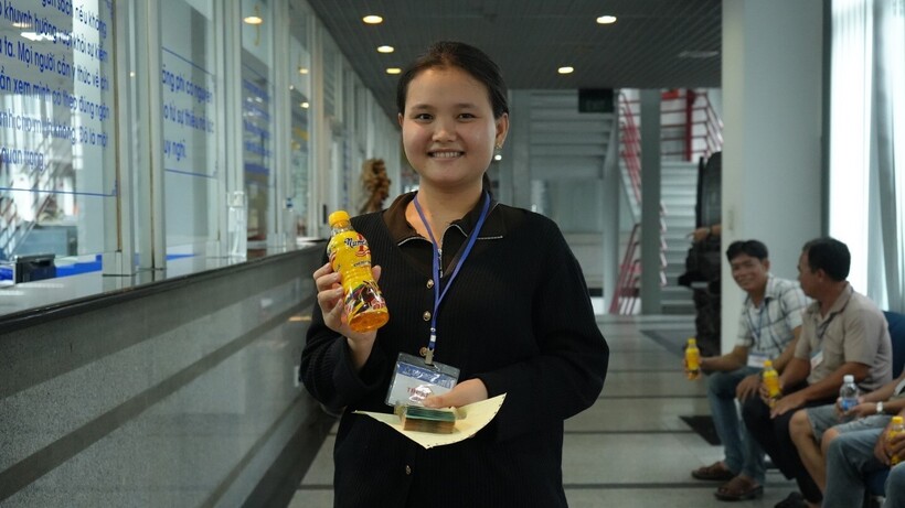 Niềm vui của Chị Lê Thị Ngọc Trang khi tận tay nhận giải nhất trị giá 50 triệu đồng nhờ uống Number 1 để tiếp thêm năng lượng để chạy đua với công việc bán hàng trong hè 2025.
