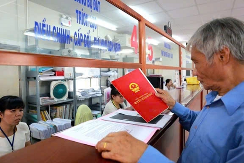 Khi đăng ký biến động đất đai, một số trường hợp buộc phải cấp mới sổ đỏ. Ảnh minh họa