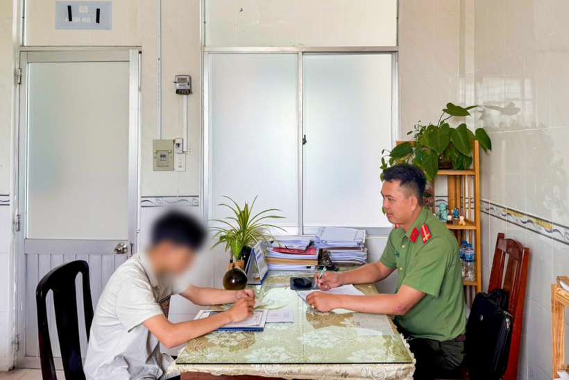 H. tại cơ quan công an (Ảnh: Công an cung cấp).