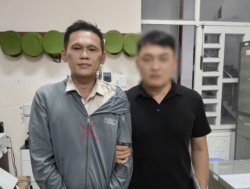 Đối tượng Hoàng Anh (bên trái) đến Cơ quan Công an đầu thú