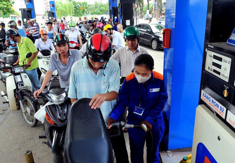 Giá xăng dầu đồng loạt giảm từ 15h chiều 14/5. (Ảnh: VietnamNet)