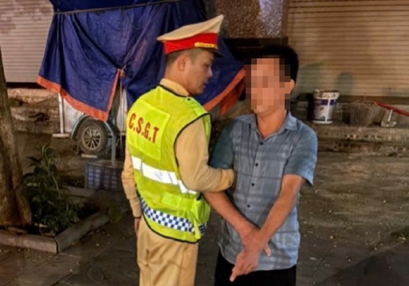 Lực lượng chức năng khống chế đối tượng.