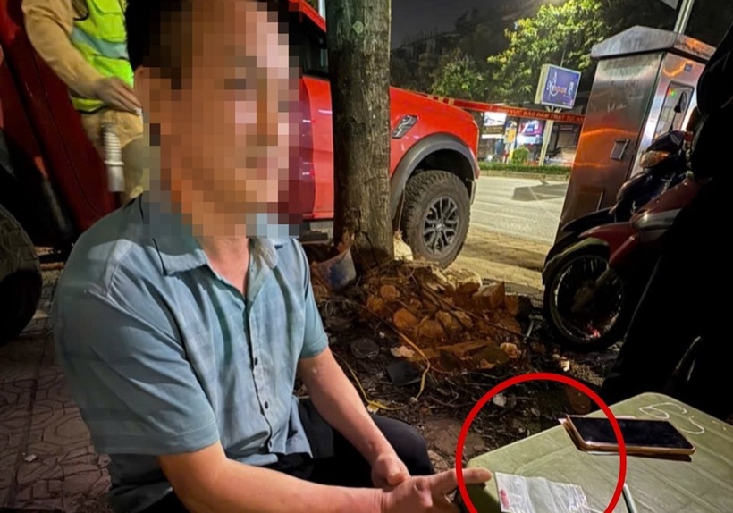 Đối tượng và tang vật tại chốt kiểm soát của CSGT.