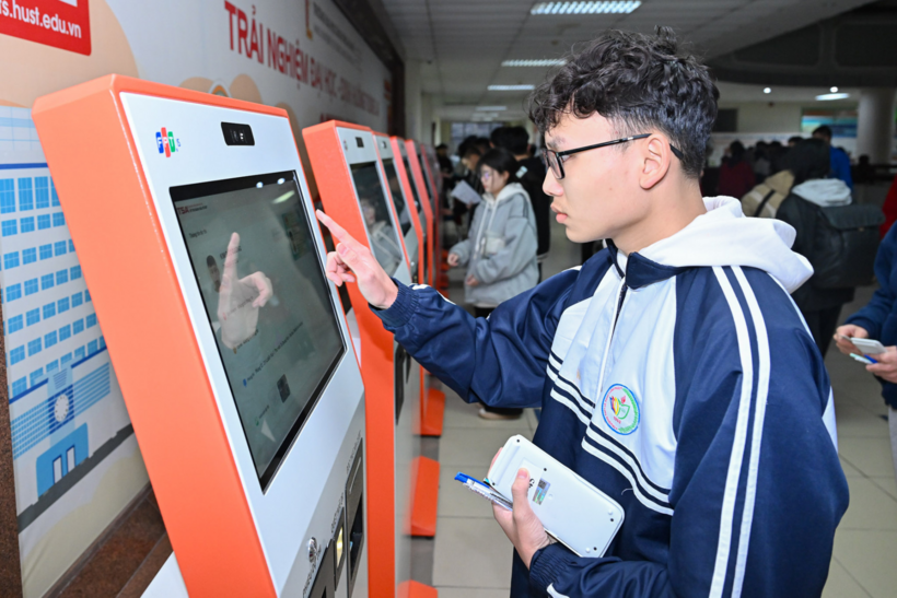 Thí sinh check-in tự động tại cụm thi Đại học Bách khoa Hà Nội. Ảnh: HUST