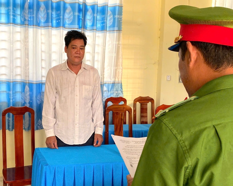 Cơ quan Cảnh sát điều tra Công an tỉnh An Giang đã tống đạt các quyết định khởi tố vụ án, khởi tố bị can và lệnh cấm đi khỏi nơi cư trú đối với Đỗ Văn Quý