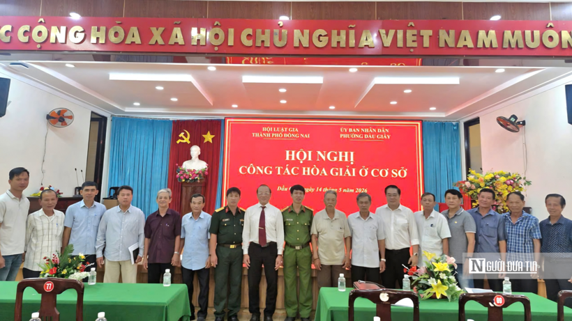 Đại diện Hội Luật gia thành phố Đồng Nai, UBND phường Dầu Giây cùng các tuyên truyền viên pháp luật, hòa giải viên cơ sở chụp ảnh lưu niệm tại hội nghị công tác hòa giải ở cơ sở tổ chức ngày 14/5/2026.