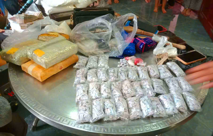 Ma túy tổng hợp và heroin thu giữ trong vụ án.