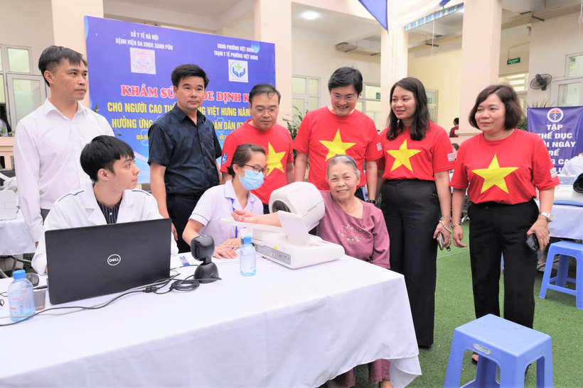 Người cao tuổi phường Việt Hưng được các y, bác sĩ thăm khám sức khỏe trong Ngày Sức khỏe toàn dân do thành phố Hà Nội vừa tổ chức