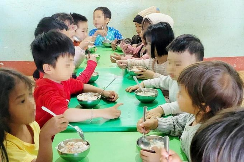Bữa ăn bán trú của học sinh tại Trường Mầm non 19/5 (Ảnh: Chí Anh).