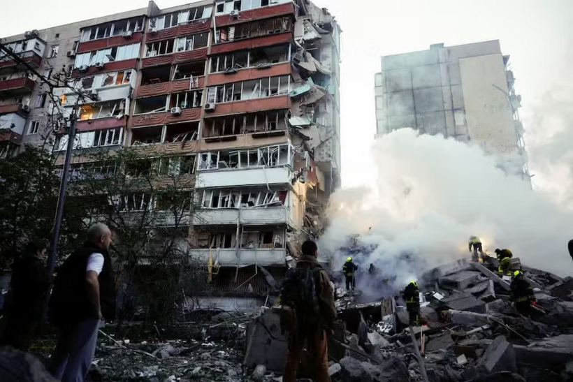 Một tòa nhà ở Kiev bị hư hại trong cuộc tấn công sáng 14/5. Ảnh: Reuters