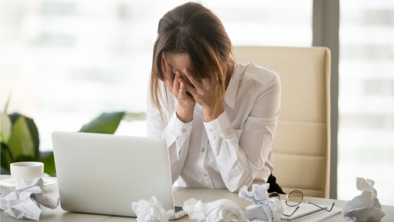 Căng thẳng, mệt mỏi dễ gây tình trạng ù tai, trong tai có tiếng kêu