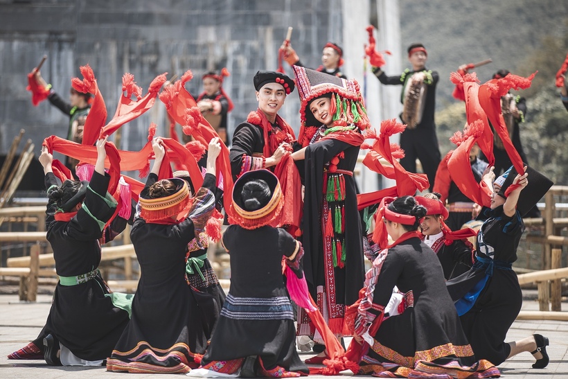 Show nghệ thuật thực cảnh “Vũ điệu trên mây” dùng ngôn ngữ múa đương đại để kể chuyện giữa đỉnh Fansipan hùng vĩ. Ảnh: Ánh Dương.
