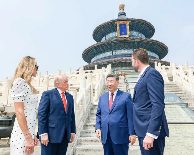Tổng thống Mỹ Donald Trump và các thành viên phái đoàn Mỹ đến thăm Công viên Thiên Đàn, ngày 14/5. (Nguồn: Tân Hoa xã)