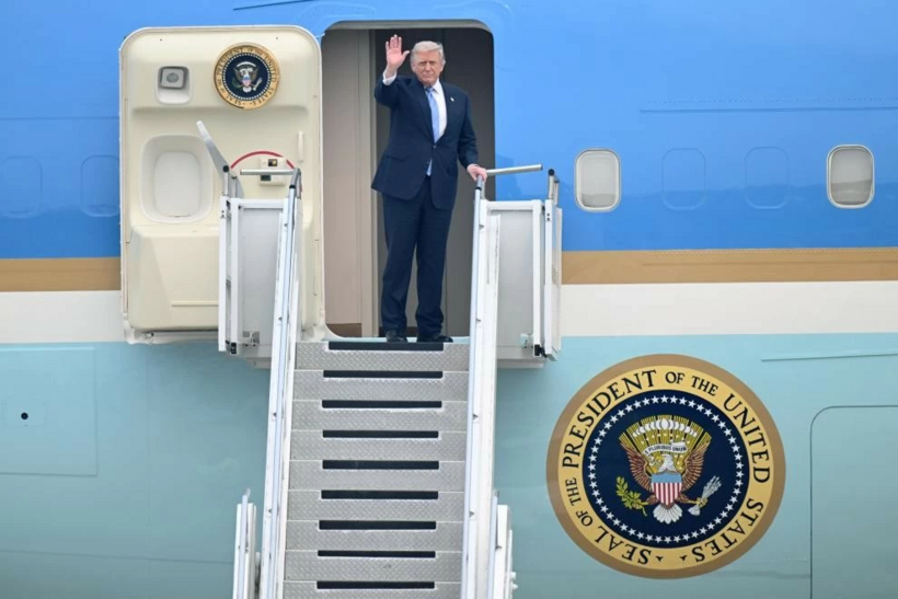 Trong ngày 15/5, Tổng thống Trump đã có cuộc gặp riêng với Chủ tịch Trung Quốc Tập Cận Bình tại Trung Nam Hải. Đến chiều cùng ngày, Tổng thống Trump lên chiếc Air Force One, kết thúc chuyến thăm Trung Quốc kéo dài ba ngày. Báo chí Trung Quốc đưa tin, Ngoại trưởng Trung Quốc Vương Nghị đã ra tiễn ông Trump tại sân bay. (Nguồn: Tân Hoa xã).  Theo Báo Tin tức và Dân tộc/TTXVN
