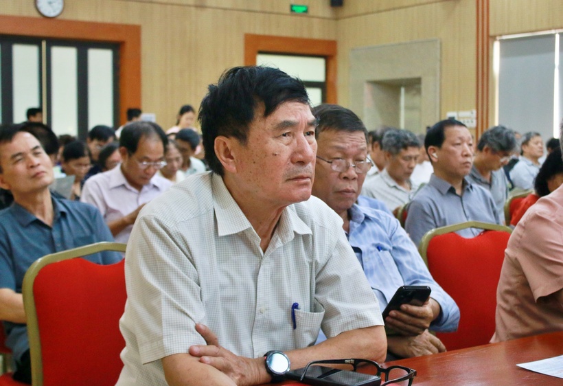 Người dân tập trung lắng nghe tuyên truyền.