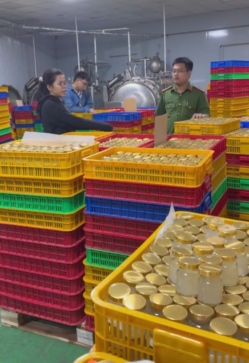 Hiện trường khi bắt quả tang các đối tượng sản xuất nước yến, yến sào giả. (Ảnh: Công an tỉnh Tây Ninh)