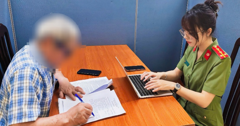 Ông H. tại cơ quan công an. (Ảnh: Công an TP Hà Nội)