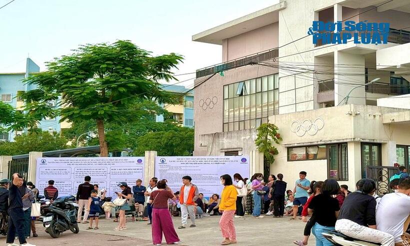 Người dân tìm hiểu thông tin mua căn hộ dự án nhà ở xã hội tại Hà Nội.