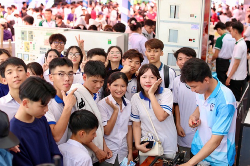 Thí sinh cần tìm hiểu kỹ quy định về ngưỡng đầu vào đối với các nhóm ngành giáo viên, sức khỏe, pháp luật, vi mạch bán dẫn, điện hạt nhân và đường sắt trước khi đăng ký xét tuyển ĐH 2026. ẢNH: DUY ANH
