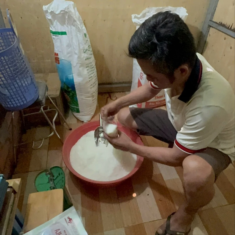 Nhóm người đã mua bột ngọt trôi nổi rồi cho vào bao bì mang nhãn hiệu Ajinomoto. Ảnh: CA