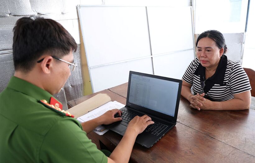 Đối tượng Vũ Thị Hương làm việc với cơ quan Công an. Ảnh: Lao Động