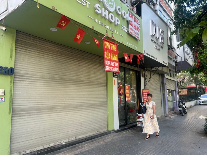 Hai cửa hàng liền nhau treo biển cho thuê mặt bằng trên đường Kim Mã./Theo Người Lao Động.