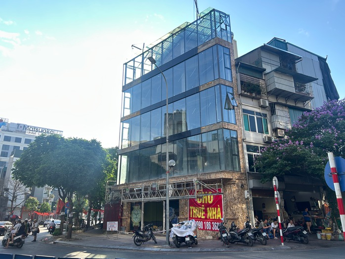 Một mặt bằng khác nằm ở vị trí "đất vàng" trên đường Trần Phú, đang có biển cho thuê./ Theo Người Lao Động