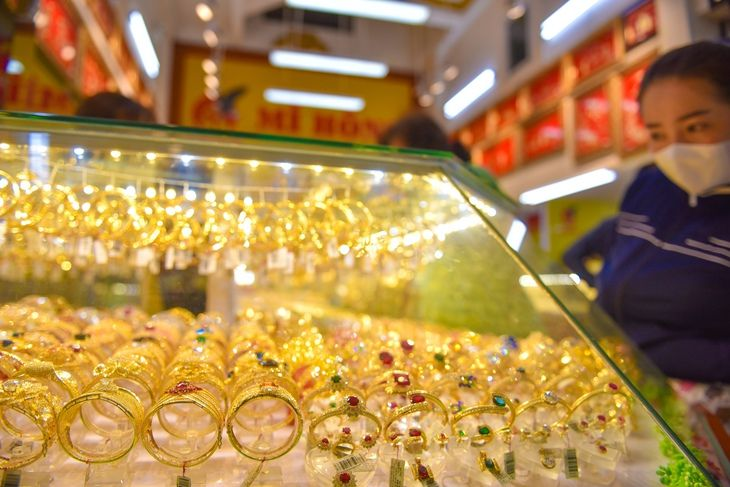 Giá vàng có xu hướng hạ nhiệt. Ảnh: Tuổi trẻ