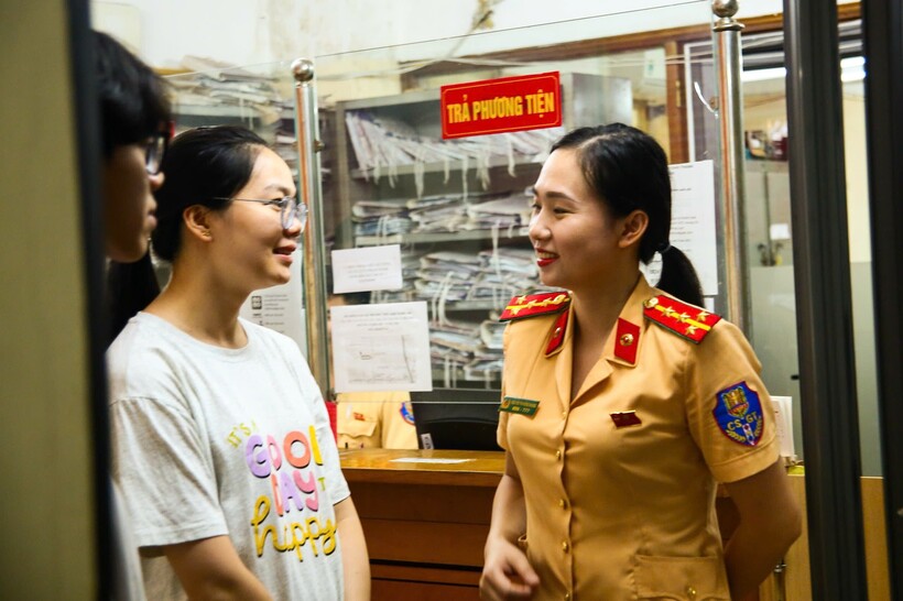 Người dân từ xa đến làm việc cảm thấy hài lòng khi được cán bộ tận tình hỗ trợ.