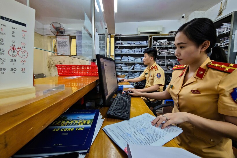 Dù là chiều thứ 7 nhưng không khí làm việc tại bộ phận hành chính vẫn diễn ra khẩn trương, nghiêm túc.