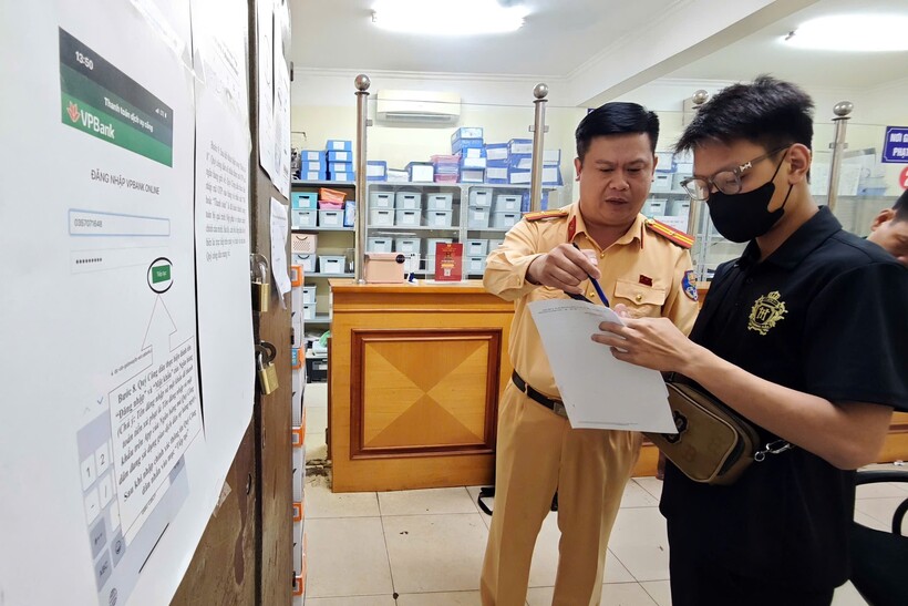 Người dân đến trụ sở Đội CSGT đường bộ số 2 giải quyết thủ tục hành chính chiều ngày 16/5.
