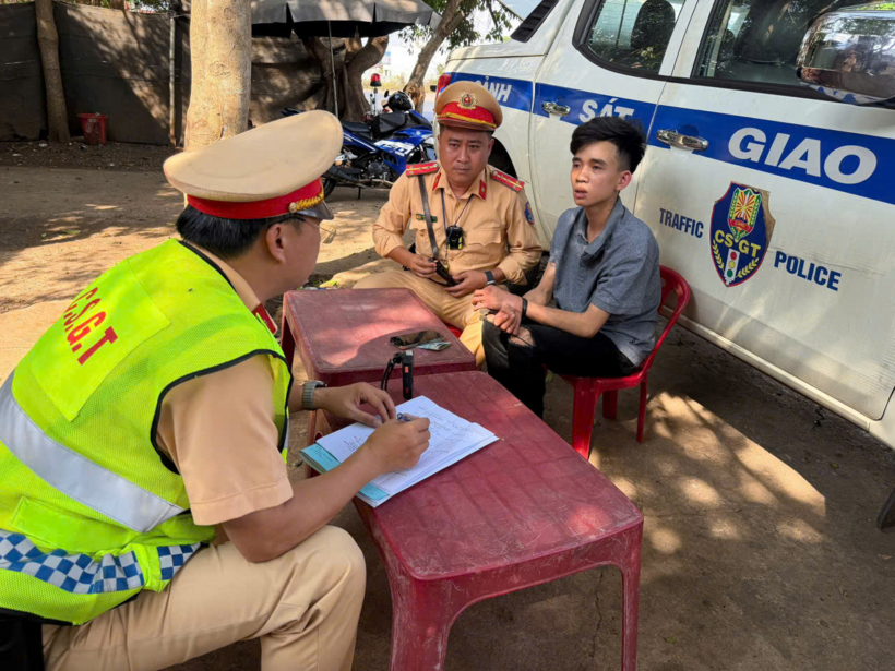 Nguyễn Ngọc Chúc bị bắt khi đang trên đường bỏ trốn từ Gia Lai sang Đắk Lắk . Ảnh: Tuổi Trẻ