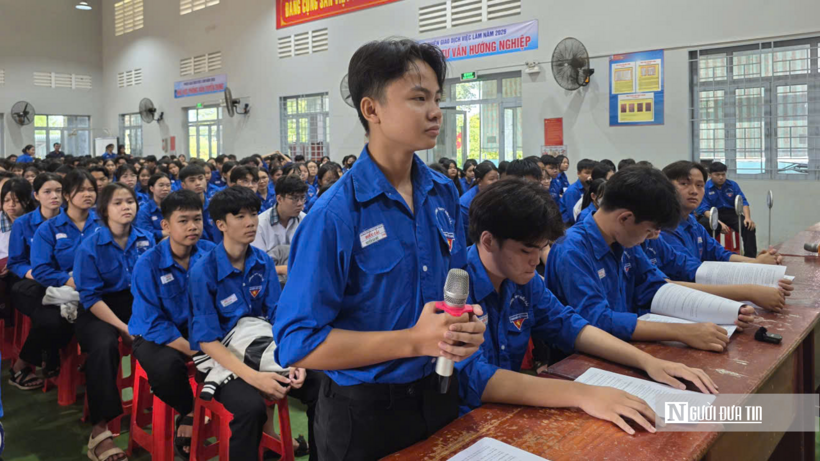 Học sinh Trường THPT Điểu Cải tham gia trao đổi, đặt câu hỏi tại cuộc họp Hội đồng tư vấn “Cơ hội sửa sai tại địa phương, cộng đồng, gia đình” do Hội Luật gia thành phố Đồng Nai phối hợp tổ chức ngày 16/5/2026.
