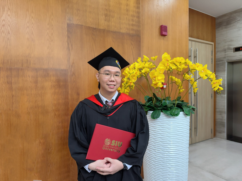Thủ khoa tốt nghiệp của Trường ĐH Quốc tế Sài Gòn năm nay là sinh viên học chuyên ngành AI khóa đầu tiên - Trương Gia Kiệt.  ẢNH: MỸ QUYÊN