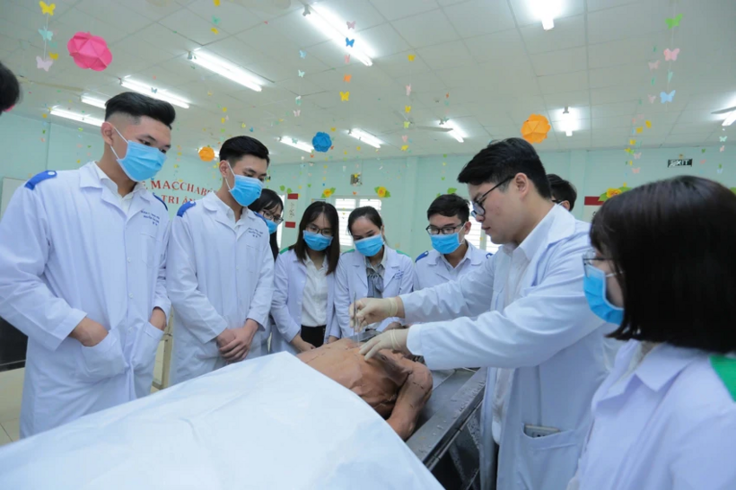 Một giờ thực hành của thầy trò Trường Đại học Khoa học Sức khỏe, Đại học Quốc gia TP.HCM. Ảnh: T.THÔNG