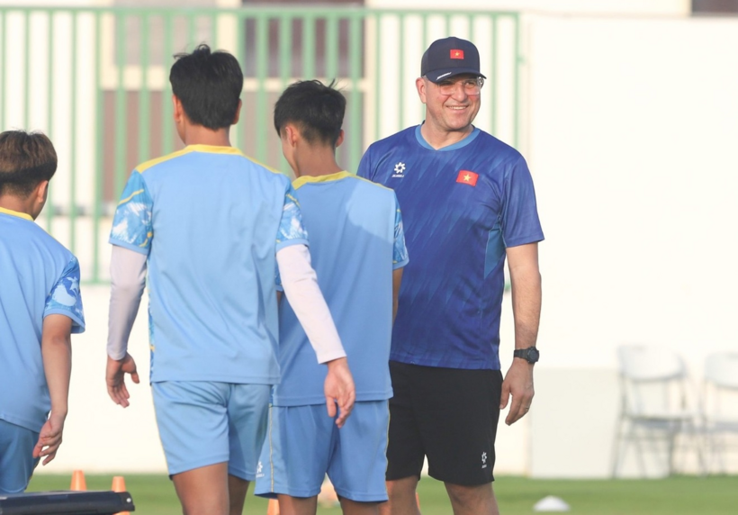 HLV Cristiano Roland luôn nhắc nhở các cầu thủ phải có sự tập trung cao nhất (Ảnh: VFF).
