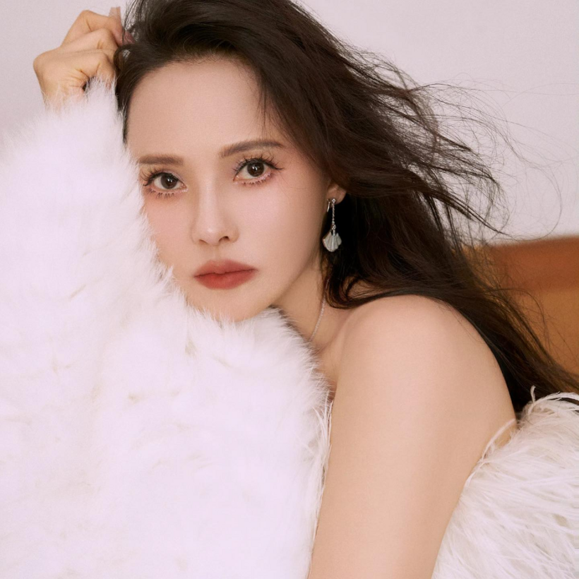 Ở thời kỳ đỉnh cao phong độ, Y Năng Tịnh là gương mặt phủ sóng dày đặc trên màn ảnh. Ảnh: QQ