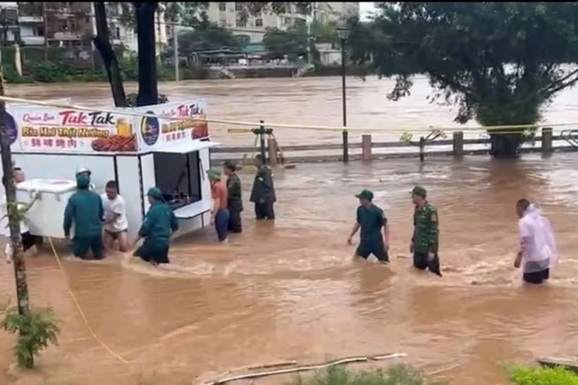 Lực lượng chức năng hỗ trợ di dời các hộ kinh doanh tại khu vực chợ đêm, phường Móng Cái 2. (Ảnh: Dân trí)